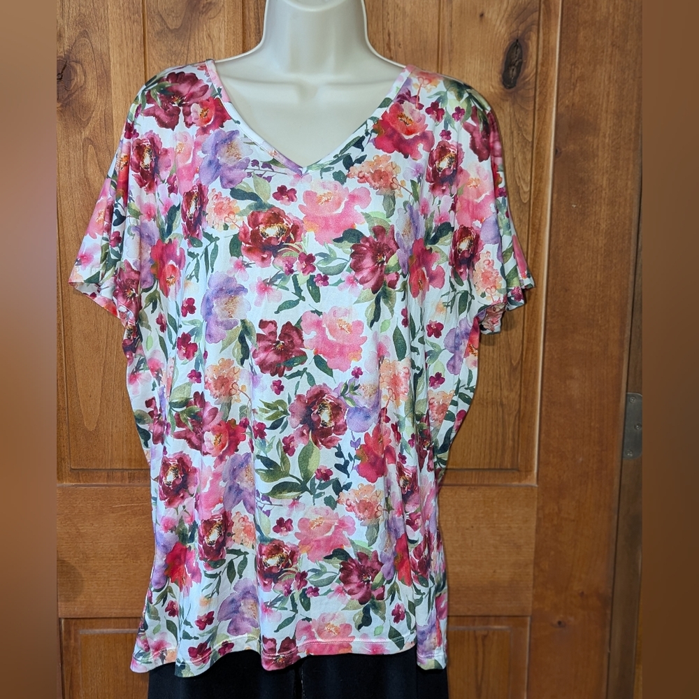 Michelle Mae Super Soft Floral V-Neck Women's Top‎